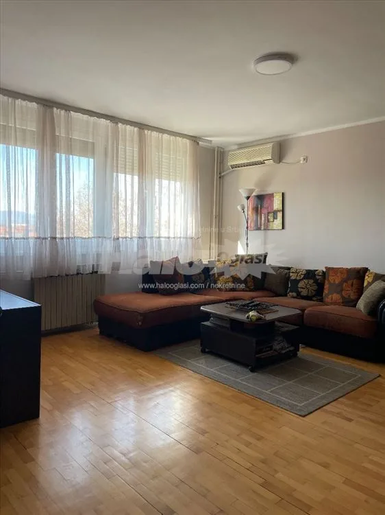 Uknjižen trosoban stan 75m² (+4m2 terase)- 25. maj — 3