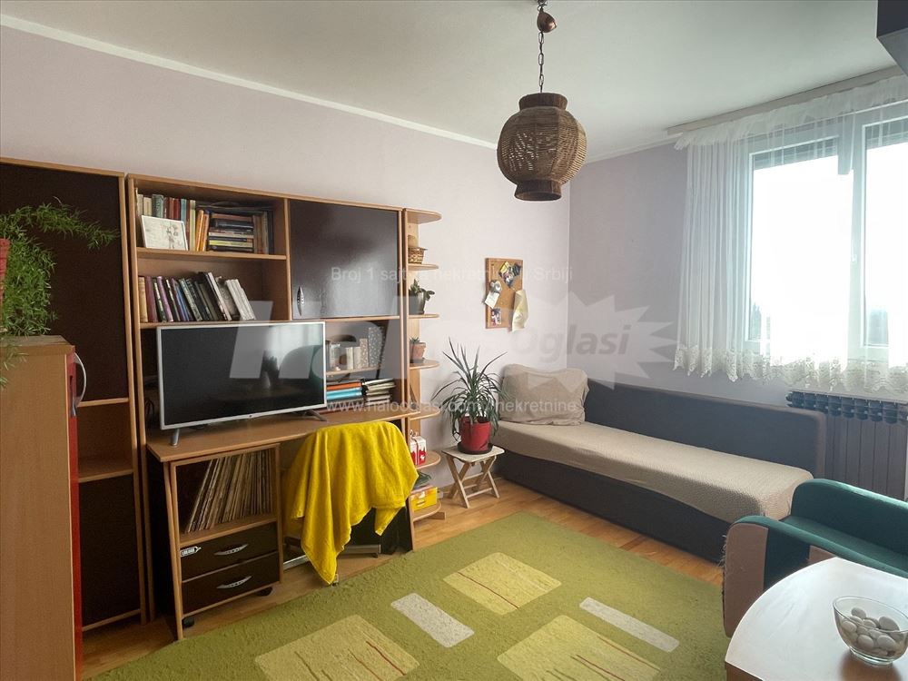 Uknjižen trosoban stan 75m² (+4m2 terase)- 25. maj — 9