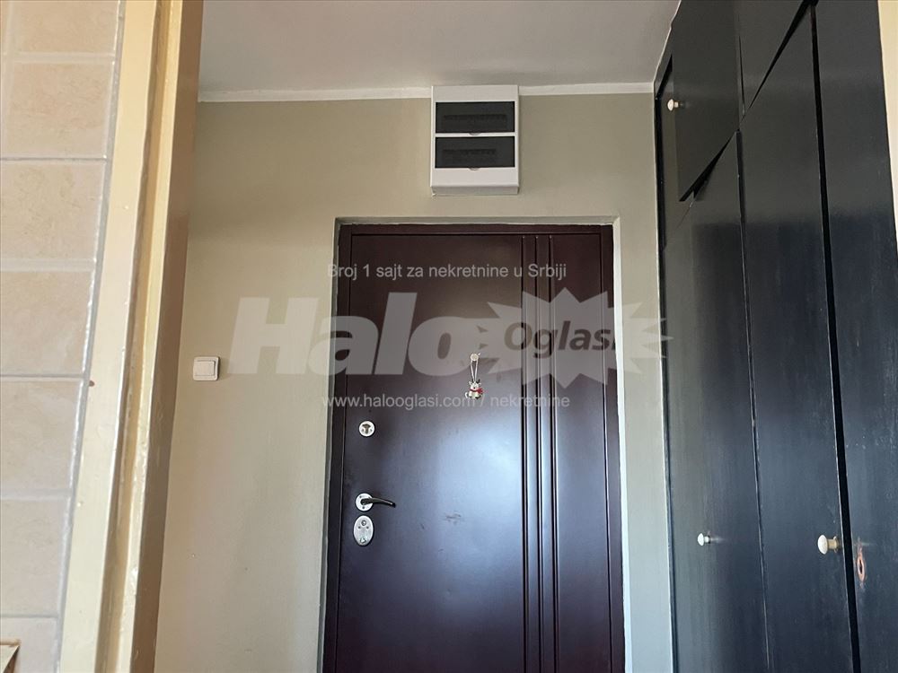 Uknjižen trosoban stan 75m² (+4m2 terase)- 25. maj — 14