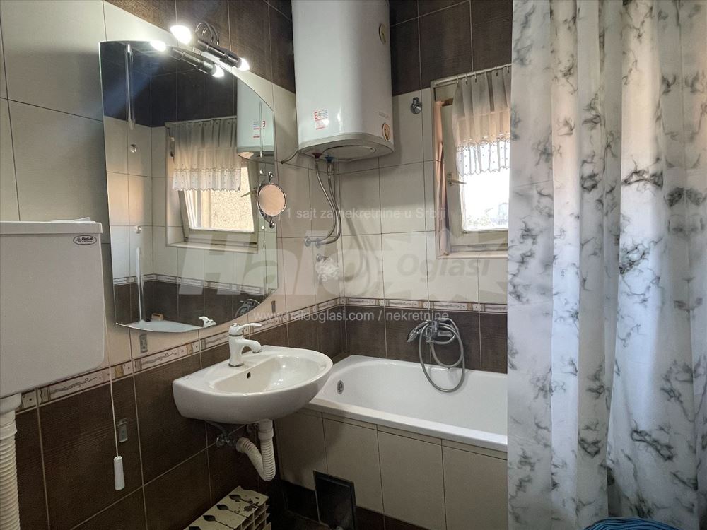 Uknjižen trosoban stan 75m² (+4m2 terase)- 25. maj — 15