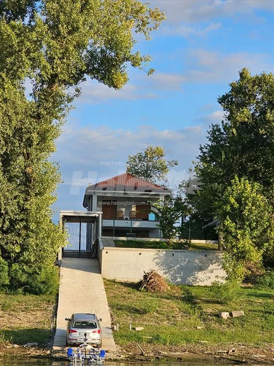 Uknjizena kuca na Savi, bazen, spust za camac,16ar — 2