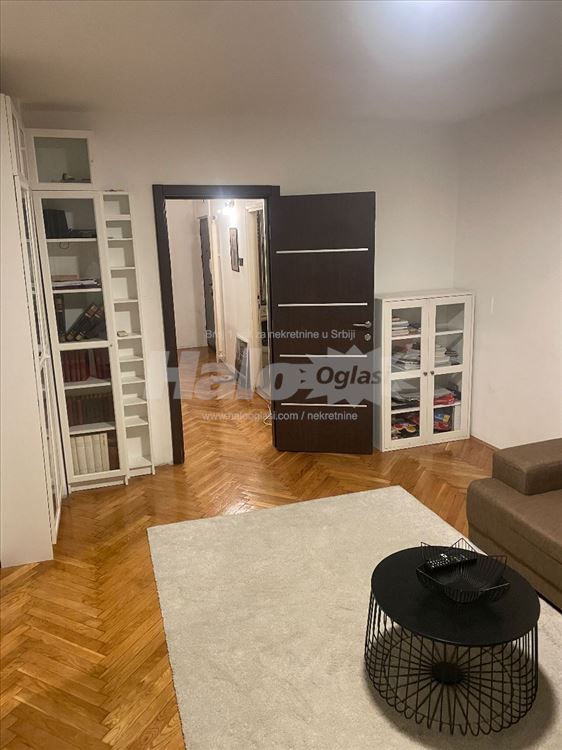 Unikatan stan u pešačkoj zoni — 3