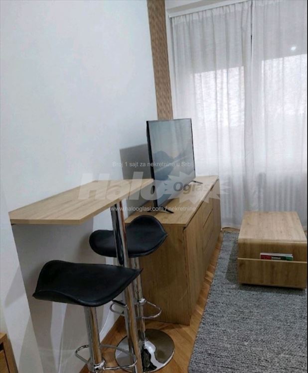 Ustanicka-Konjarnik, garsonjera u zgradi — 2