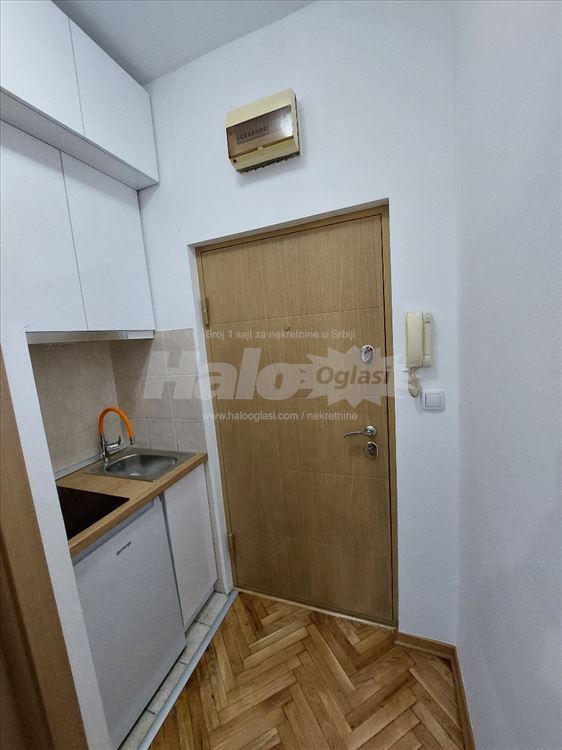 Ustanicka-Konjarnik, garsonjera u zgradi — 7
