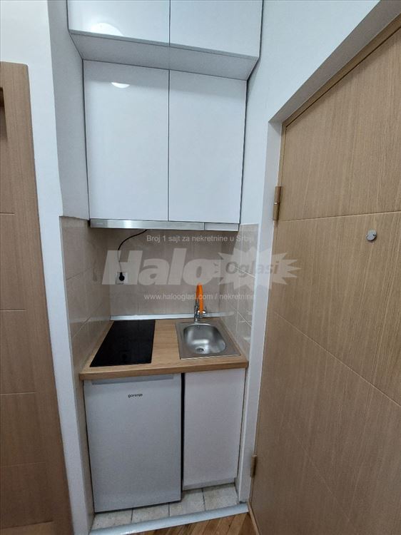 Ustanicka-Konjarnik, garsonjera u zgradi — 8