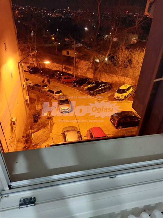 Ustanicka-Konjarnik, garsonjera u zgradi — 12