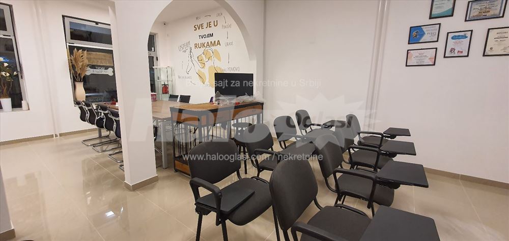 Veliki izlog, do ulice, free parking, BeoŠoping — 4