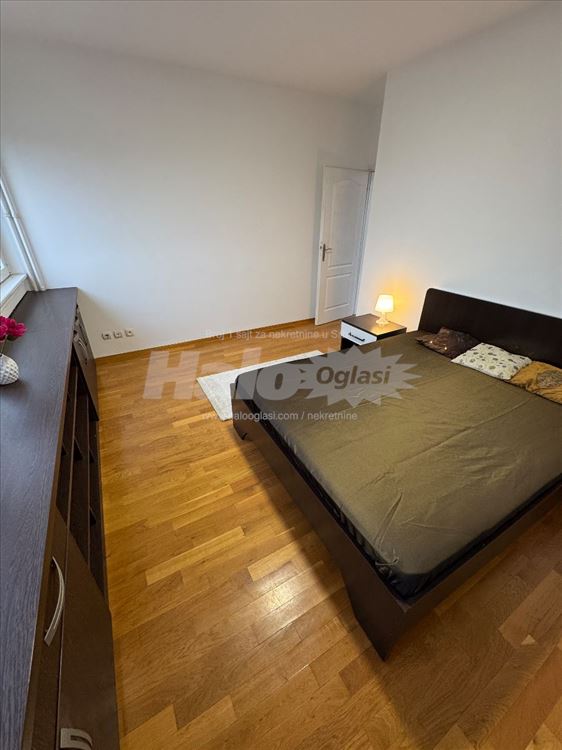 Vlasnik izdaje lep namešten dvosoban stan — 8