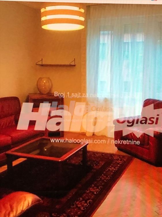 Vlasnik prodaje mali salonac u centru Zemuna — 2