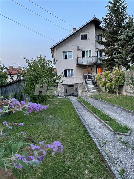 Voždovac kod Vojvode Stepe sa dvorištem — 2
