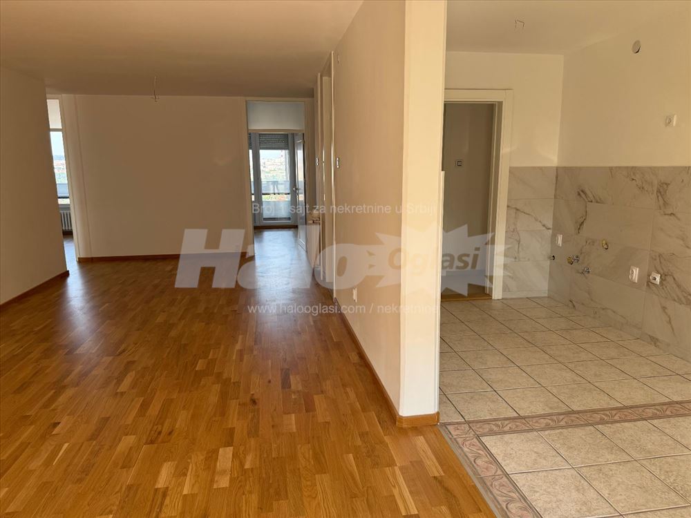 Voždovačka crkva 118m2 4.0 renoviran garažno mesto — 2