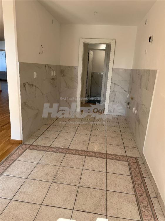Voždovačka crkva 118m2 4.0 renoviran garažno mesto — 4