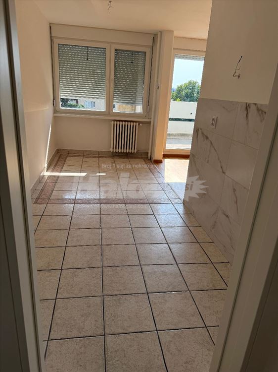 Voždovačka crkva 118m2 4.0 renoviran garažno mesto — 5