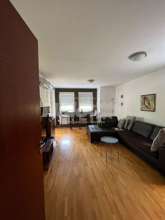 Vozdovac,65m2,parking,trostrano orijentisan — 2