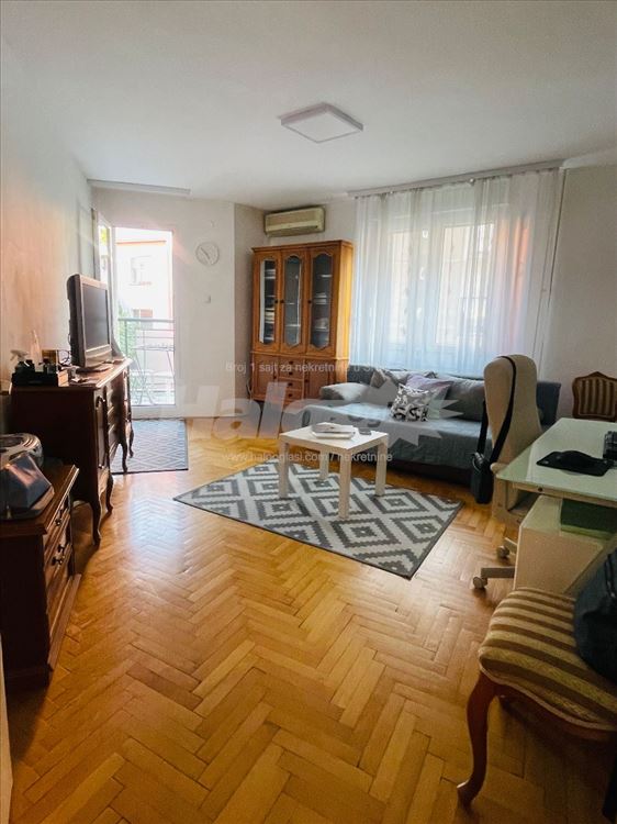 VRAČAR, Molerova ul.  izdaje vlasnik — 2