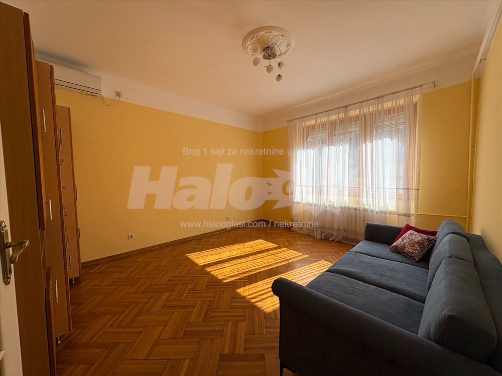 Vračar, salonac, tri sobe, dva kupatila, garaža — 5