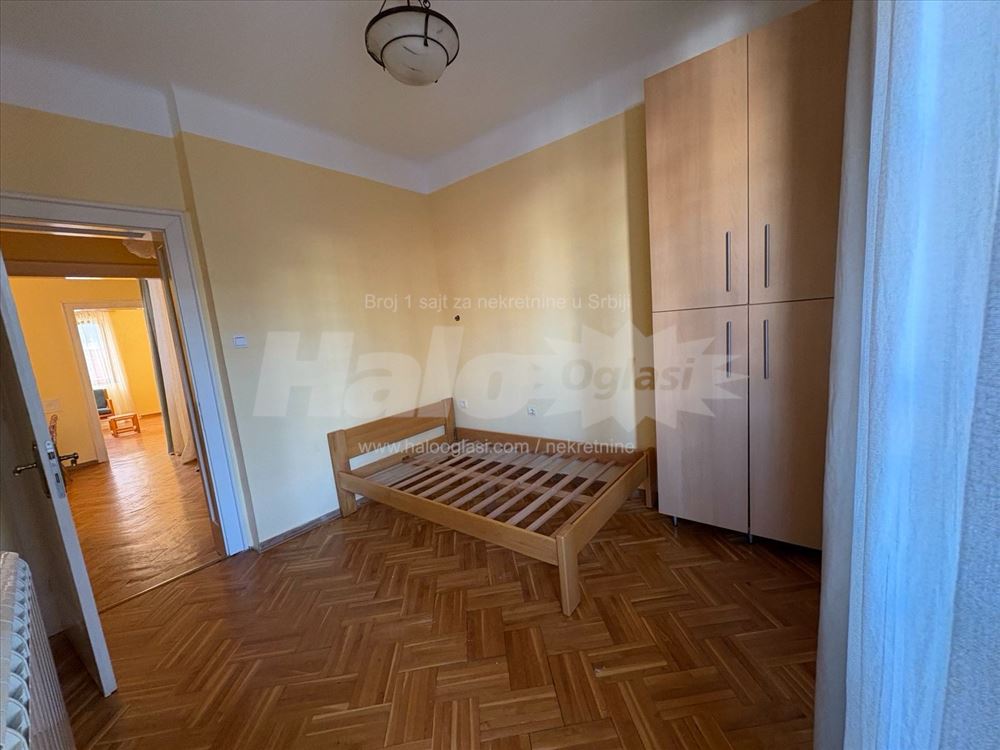Vračar, salonac, tri sobe, dva kupatila, garaža — 7