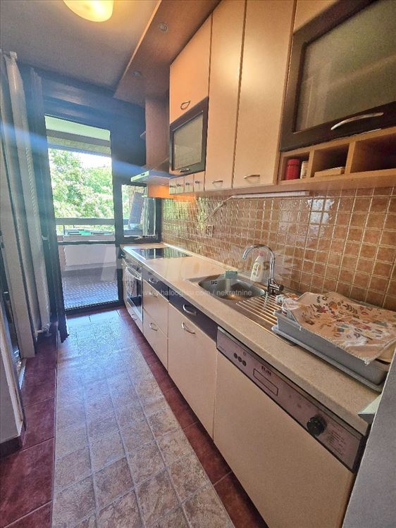 Vrlo komforan porodičan stan, okružen zelenilom — 8