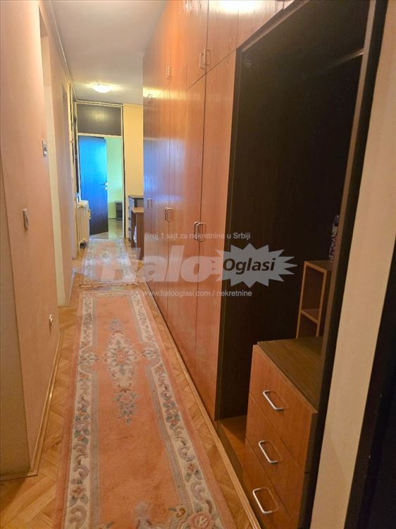 Vrlo komforan porodičan stan, okružen zelenilom — 12
