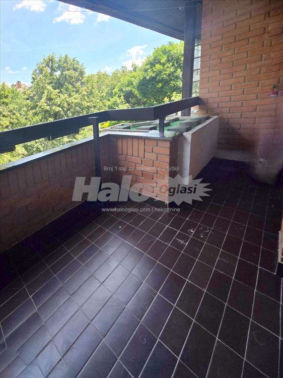 Vrlo komforan porodičan stan, okružen zelenilom — 15