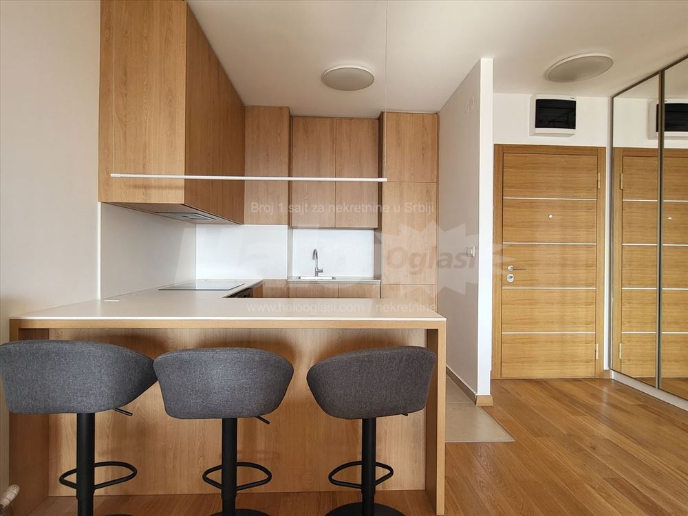 Wellport luksuzan stan 100m2 — 2