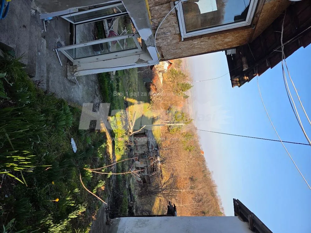 Zaklopaca kuca plac vlasnik pogled prelep — 5