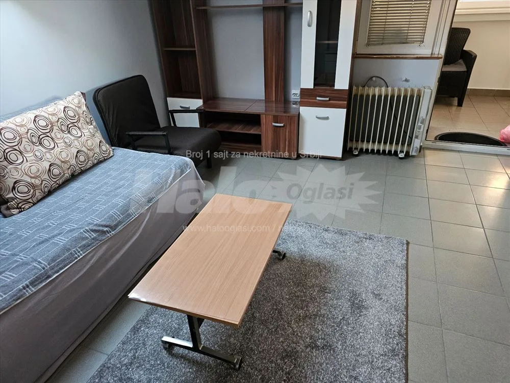 Zaposlenoj Zenskoj Osobi izdajen jednosoban stan — 3