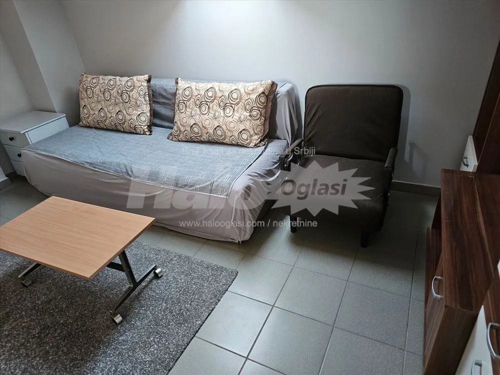 Zaposlenoj Zenskoj Osobi izdajen jednosoban stan — 6