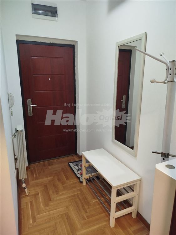 Zemun,1,5stan ,42m2,gornji grad, Crnogorska — 2