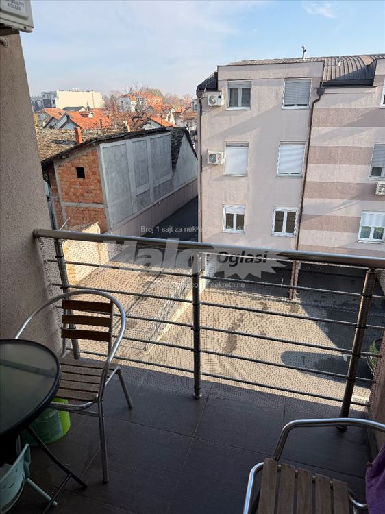 Zemun, 45m2, lep i moderan, parking — 13