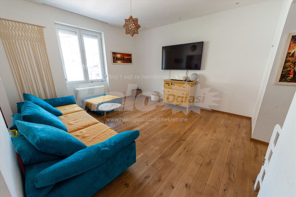 Zemun Centar 103m2 + terasa 3m2, renoviran — 2