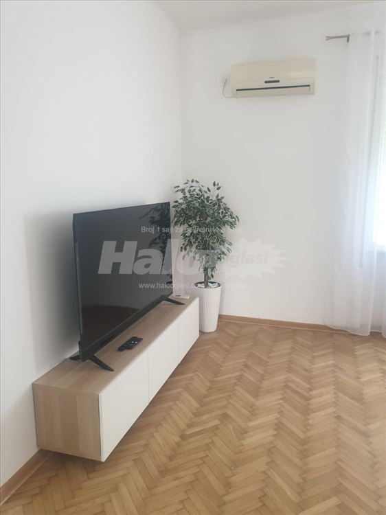Zemun Centar, 2.5, Lux Renoviran, 72m2 — 3