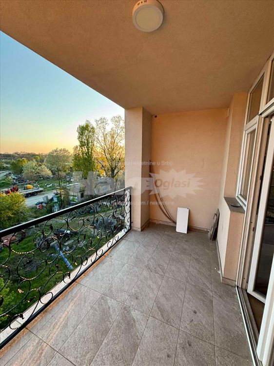 zemun izdajem trosoban stan — 13