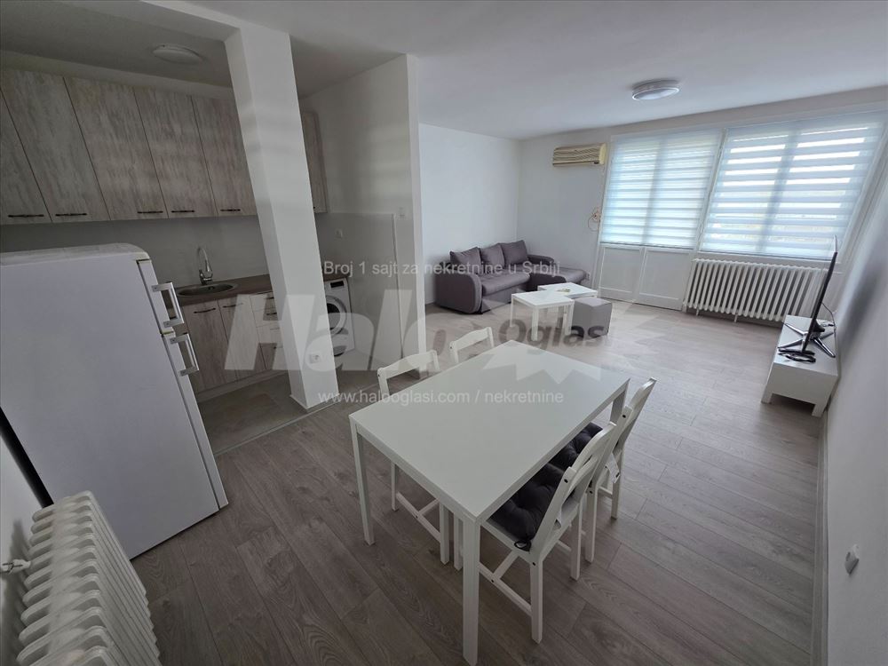 Zemun Karadjerdjev trg, Dunavski kej — 4