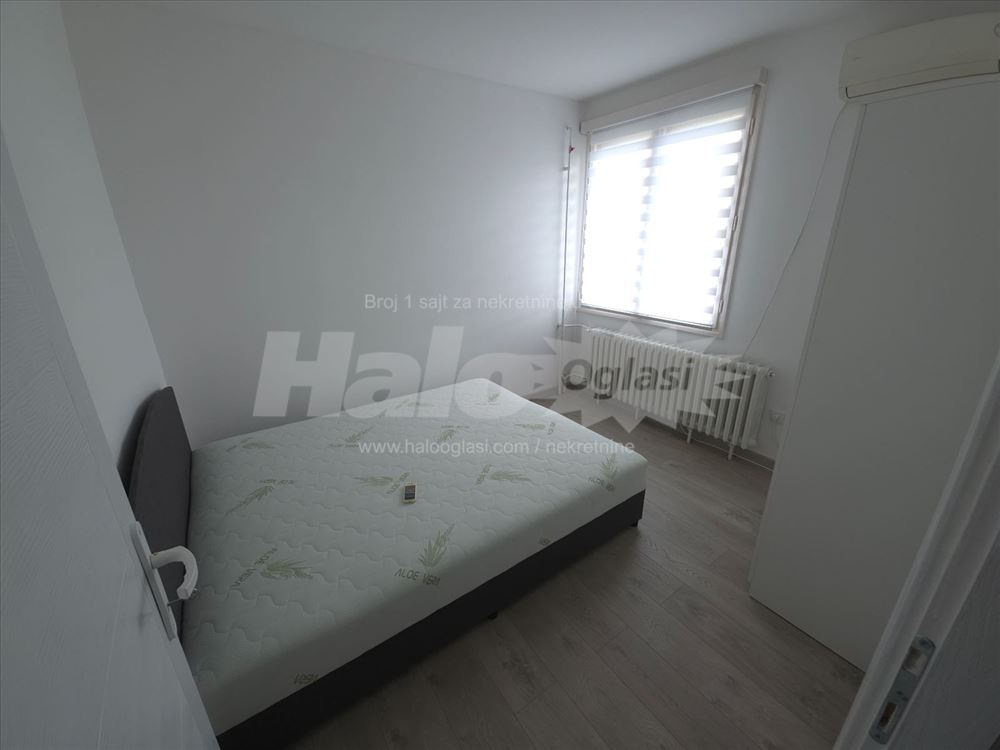Zemun Karadjerdjev trg, Dunavski kej — 15