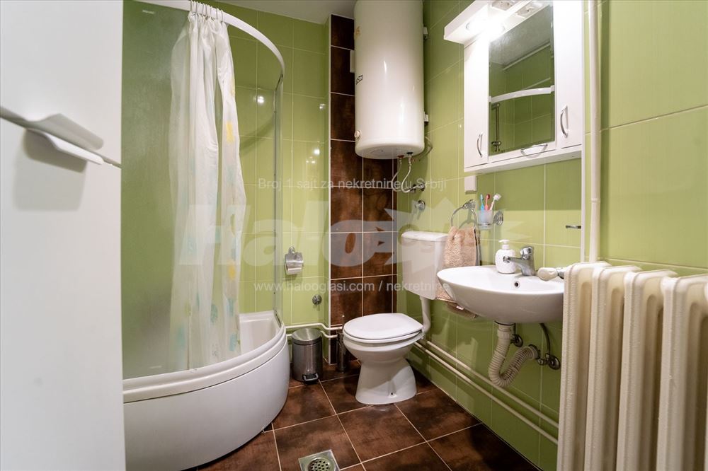 Zemun, Karađorđev trg, jednoiposoban stan — 14