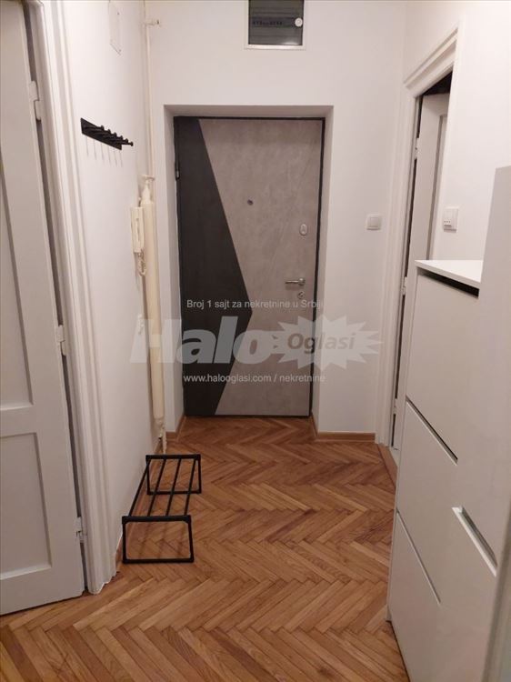 Zemun, Karađorđev trg, jednoiposoban stan — 6