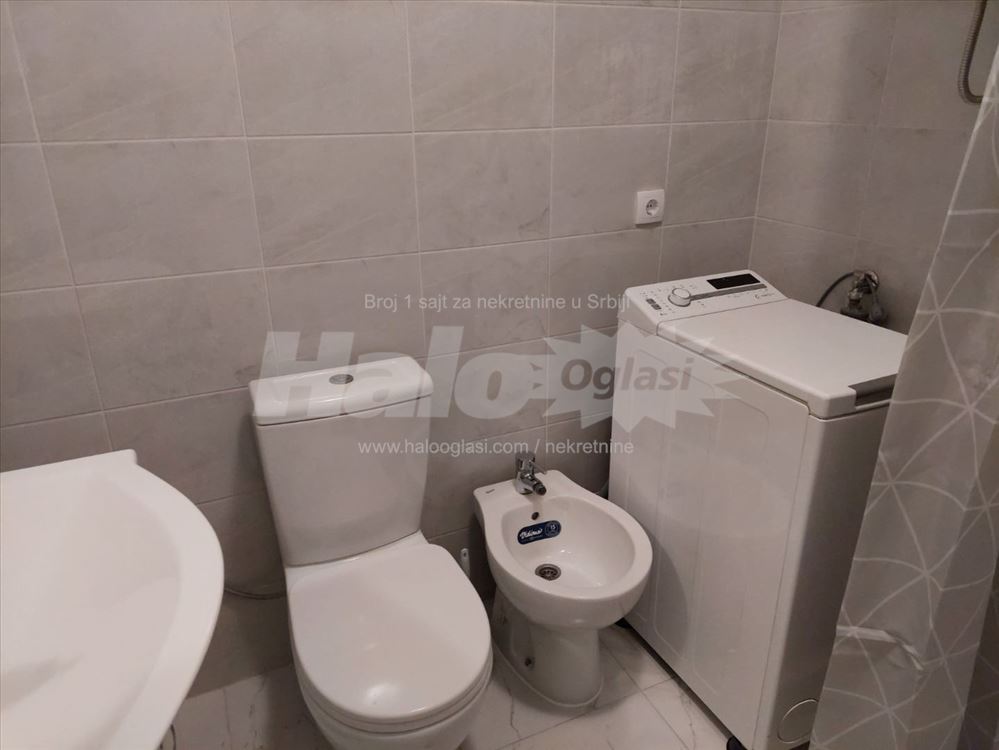 Zemun, Karađorđev trg, jednoiposoban stan — 9