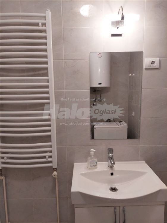 Zemun, Karađorđev trg, jednoiposoban stan — 10
