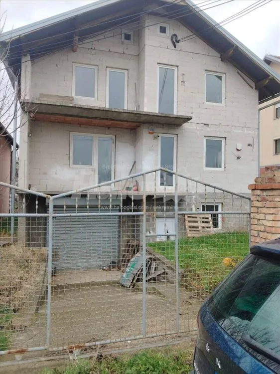 Zemun kuća sa 4 stana i garažom i 3 parking mesta — 2