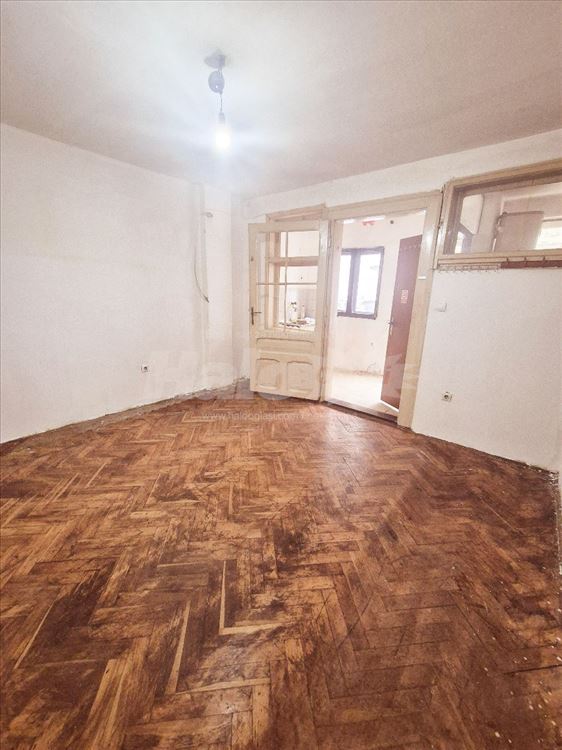 Zemun,Kej Oslobođenja 65,kod restorana Šaran, 23m2 — 4