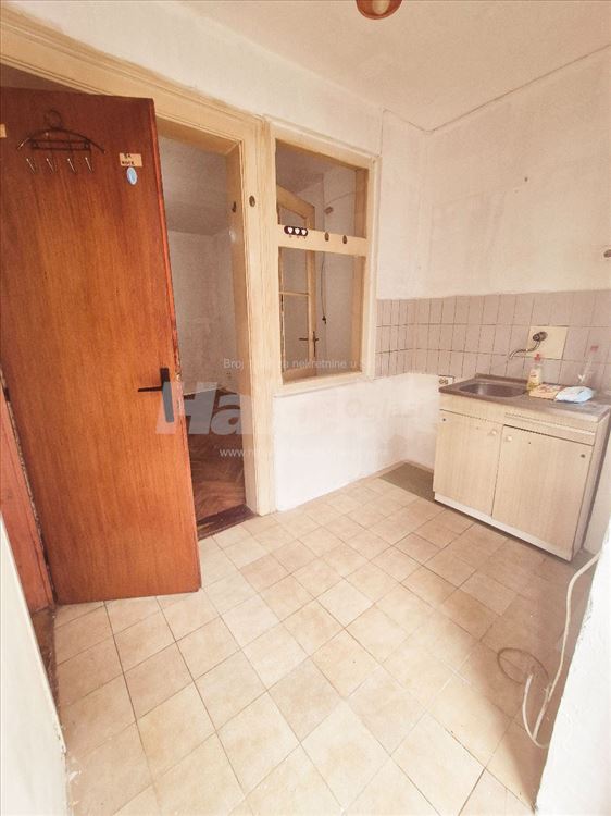 Zemun,Kej Oslobođenja 65,kod restorana Šaran, 23m2 — 5