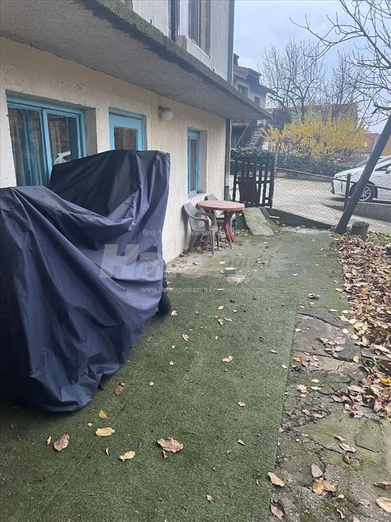 Zvezdara, porodični stan sa velikim dvorištem — 12